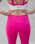 Leggings deportivos rosas con diseño funcional y ajuste cómodo, incorporan bolsas laterales prácticas que acompañan el movimiento y brindan comodidad durante el entrenamiento o actividades físicas.