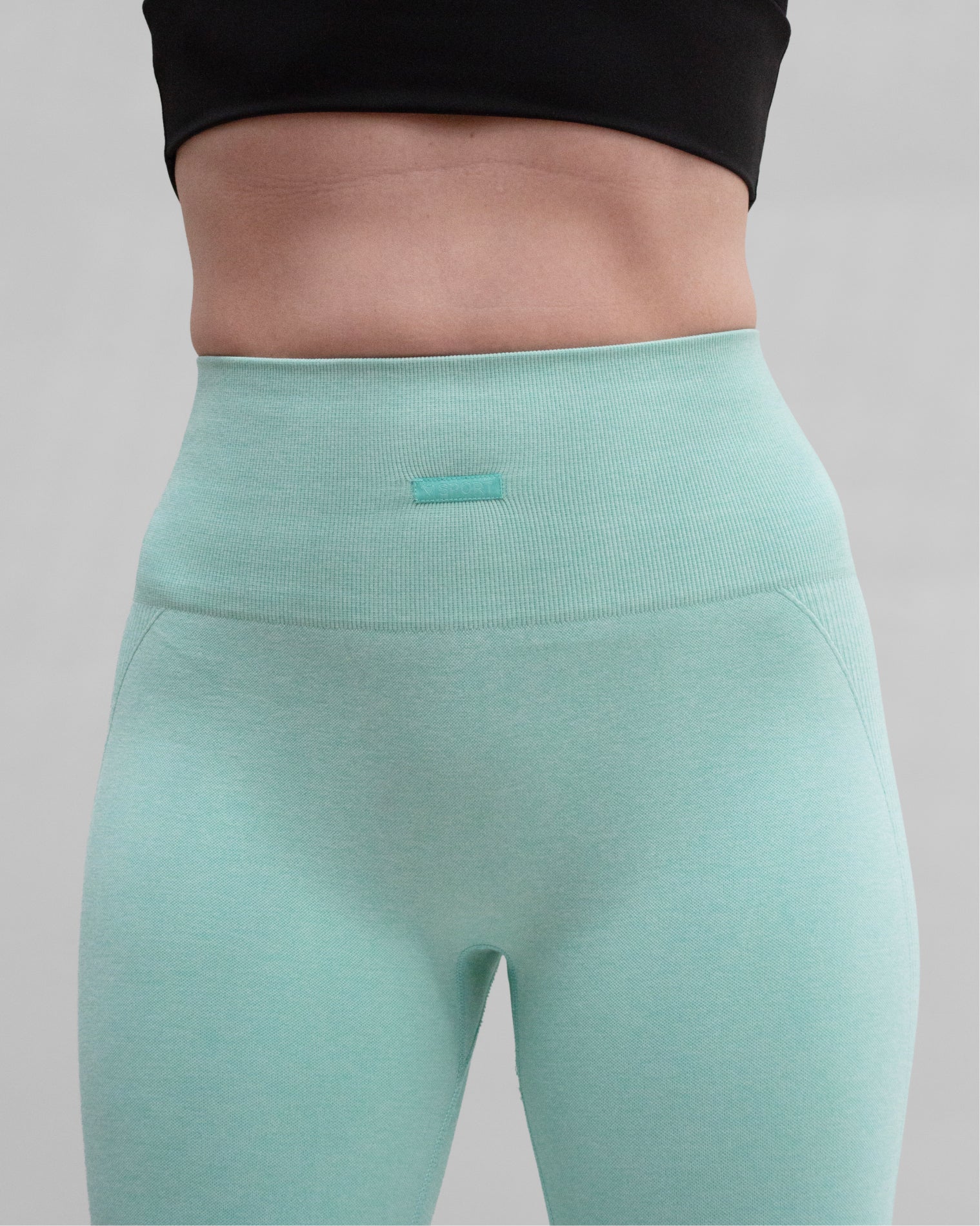 Leggings deportivos turquesa con detalle trasero y ajuste favorecedor, diseñados para brindar comodidad y soporte, realzando la silueta de forma natural durante el entrenamiento o uso diario.