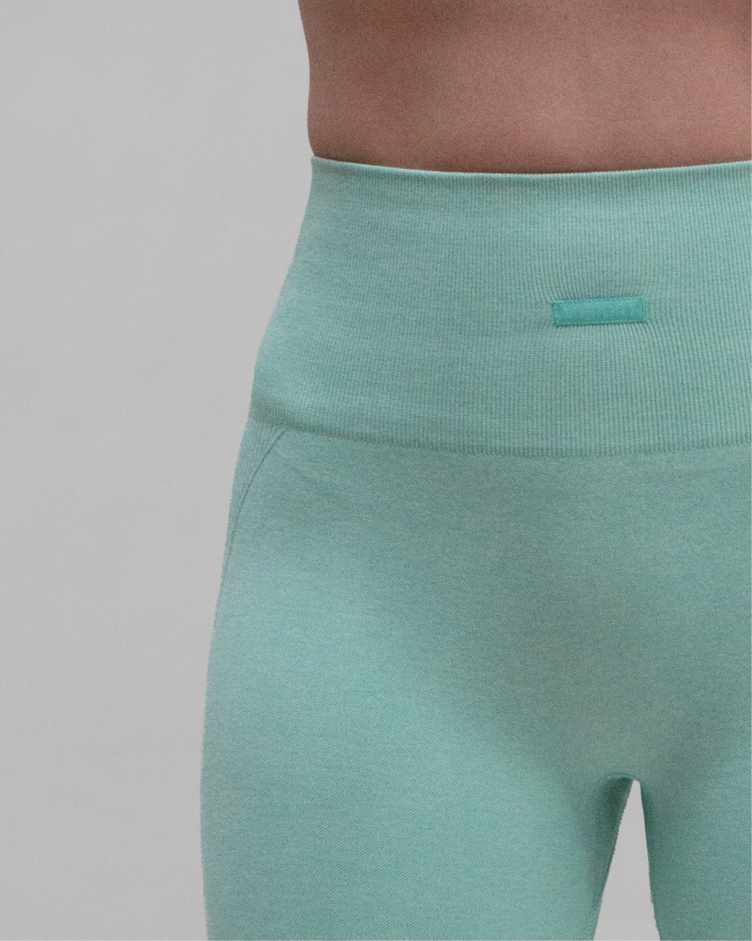 Leggings deportivos turquesa con detalle trasero y ajuste favorecedor, diseñados para brindar comodidad y soporte, realzando la silueta de forma natural durante el entrenamiento o uso diario.