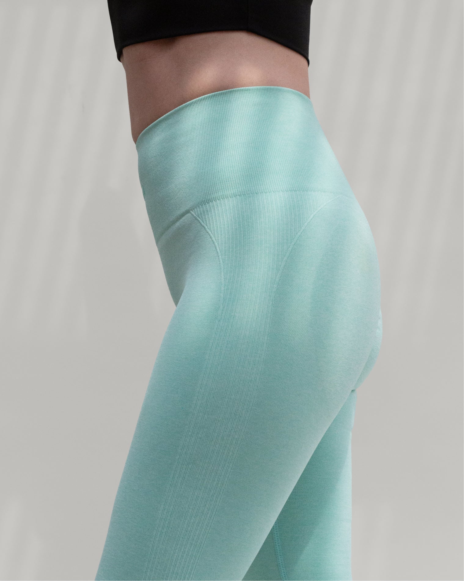 Leggings deportivos turquesa con detalle trasero y ajuste favorecedor, diseñados para brindar comodidad y soporte, realzando la silueta de forma natural durante el entrenamiento o uso diario.