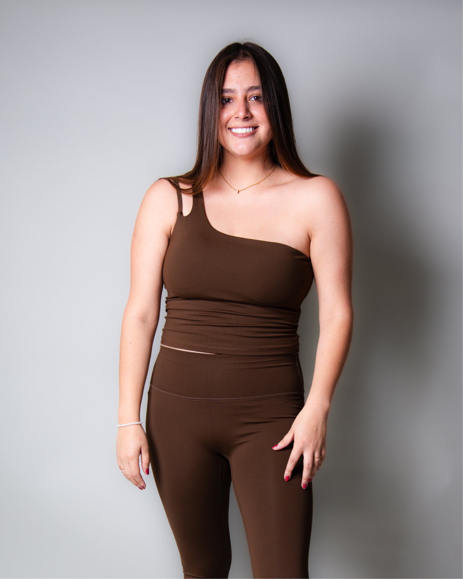 Leggings deportivos color café con diseño versátil que combinan comodidad, soporte y estilo, ideales para entrenar o para uso diario con ajuste funcional y libertad de movimiento.