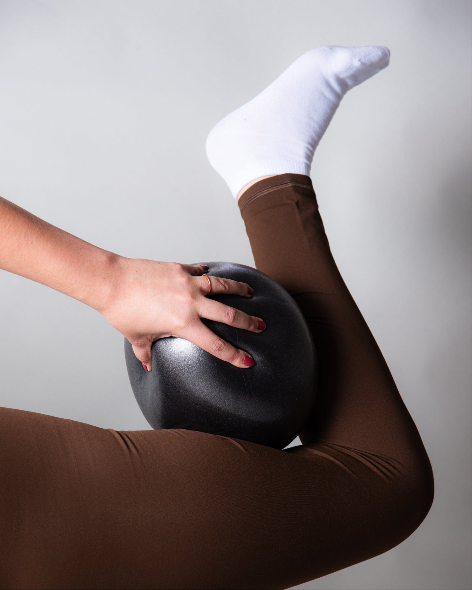 Leggings deportivos color café con diseño versátil que combinan comodidad, soporte y estilo, ideales para entrenar o para uso diario con ajuste funcional y libertad de movimiento.