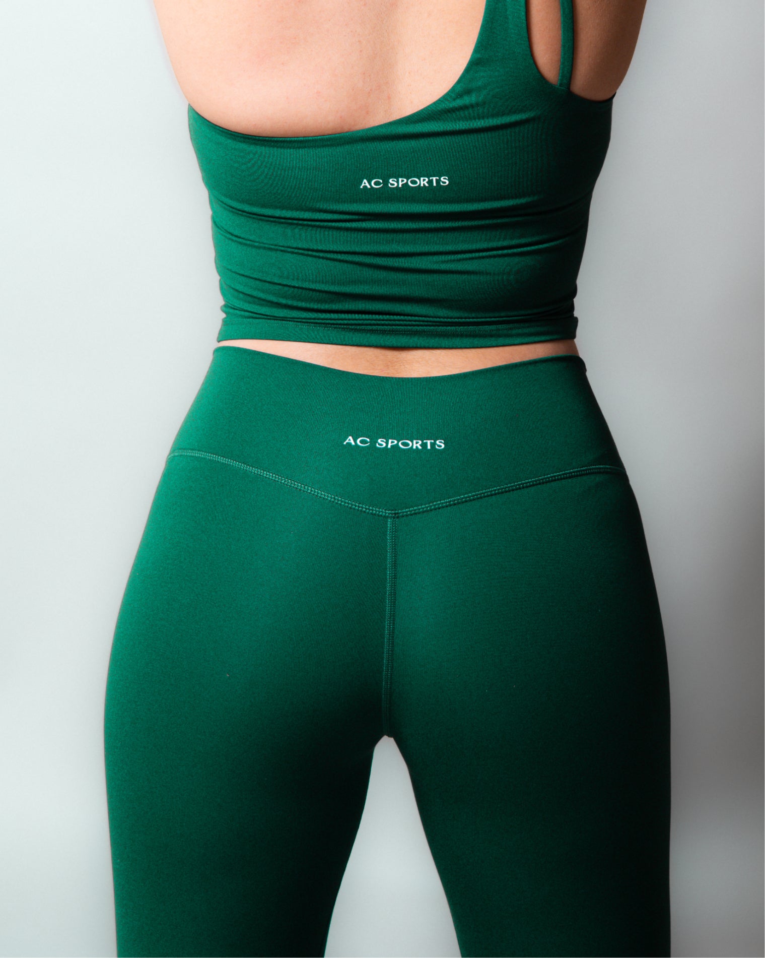 Leggings deportivos color verde con diseño versátil que combinan comodidad, soporte y estilo, ideales para entrenar o para uso diario con ajuste funcional y libertad de movimiento.