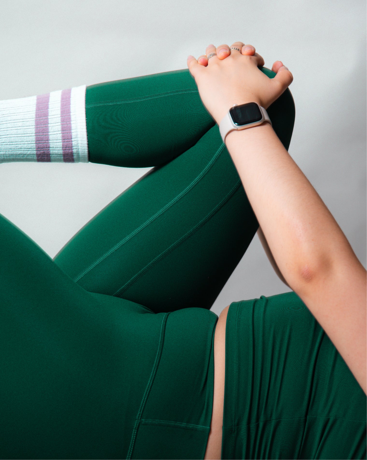 Leggings deportivos color verde con diseño versátil que combinan comodidad, soporte y estilo, ideales para entrenar o para uso diario con ajuste funcional y libertad de movimiento.