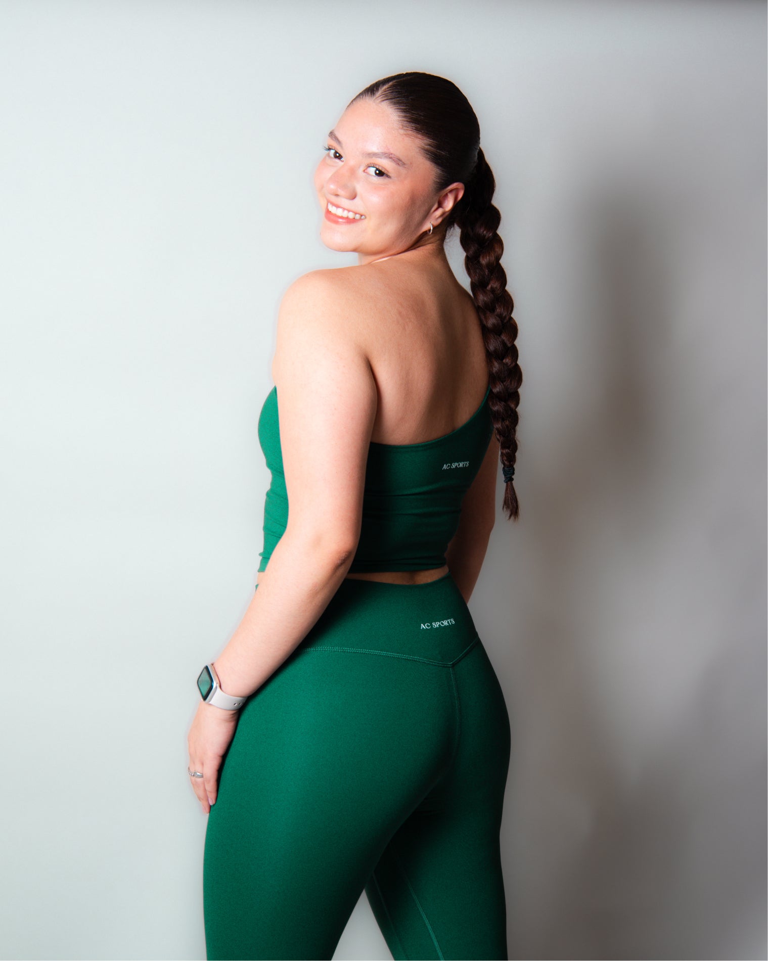 Leggings deportivos color verde con diseño versátil que combinan comodidad, soporte y estilo, ideales para entrenar o para uso diario con ajuste funcional y libertad de movimiento.