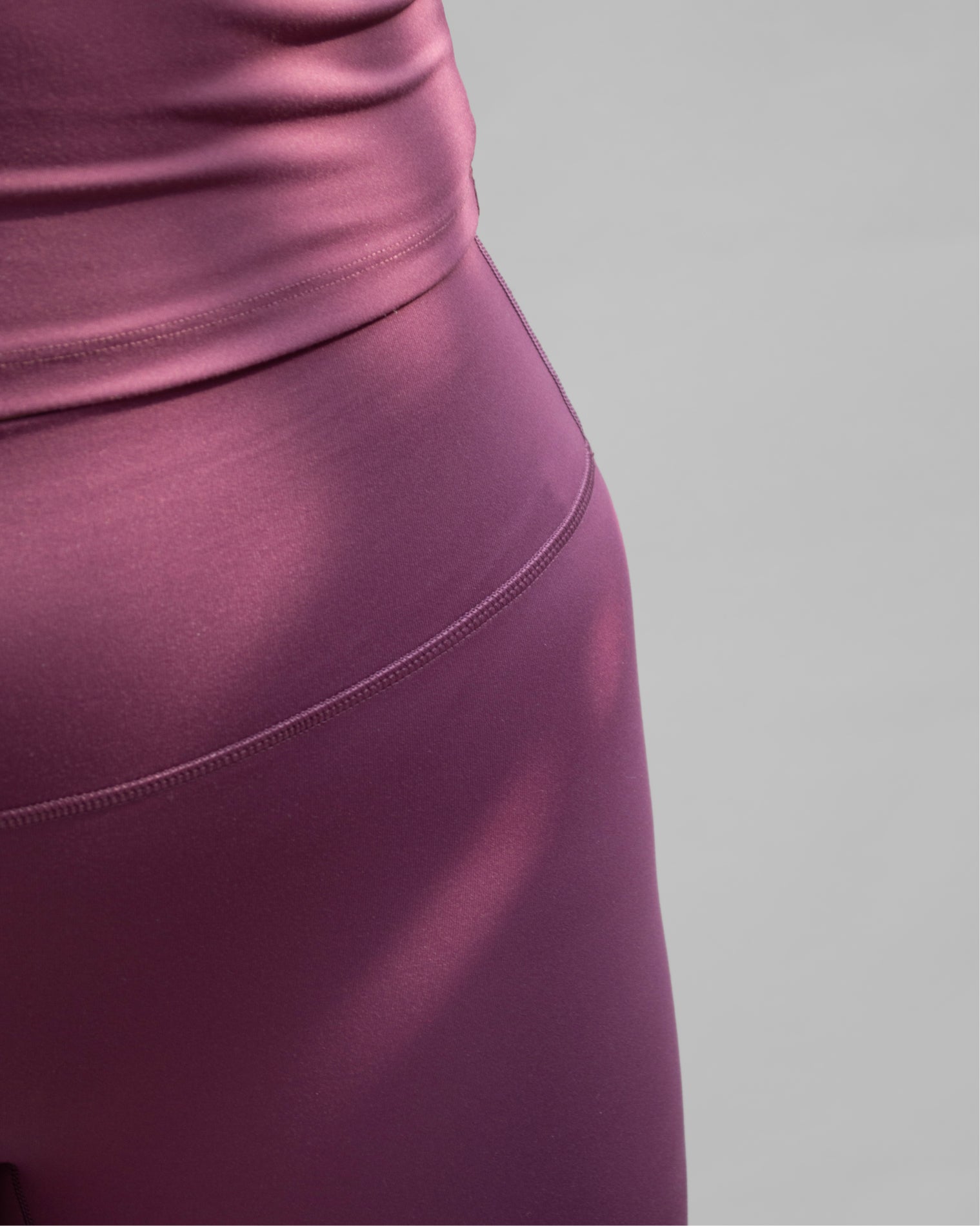 Leggings deportivos color vino con diseño versátil que combinan comodidad, soporte y estilo, ideales para entrenar o para uso diario con ajuste funcional y libertad de movimiento.