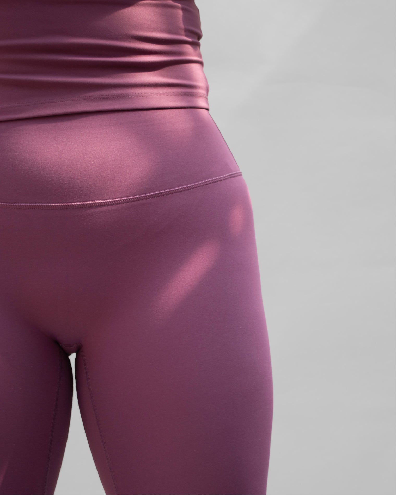 Leggings deportivos color vino con diseño versátil que combinan comodidad, soporte y estilo, ideales para entrenar o para uso diario con ajuste funcional y libertad de movimiento.
