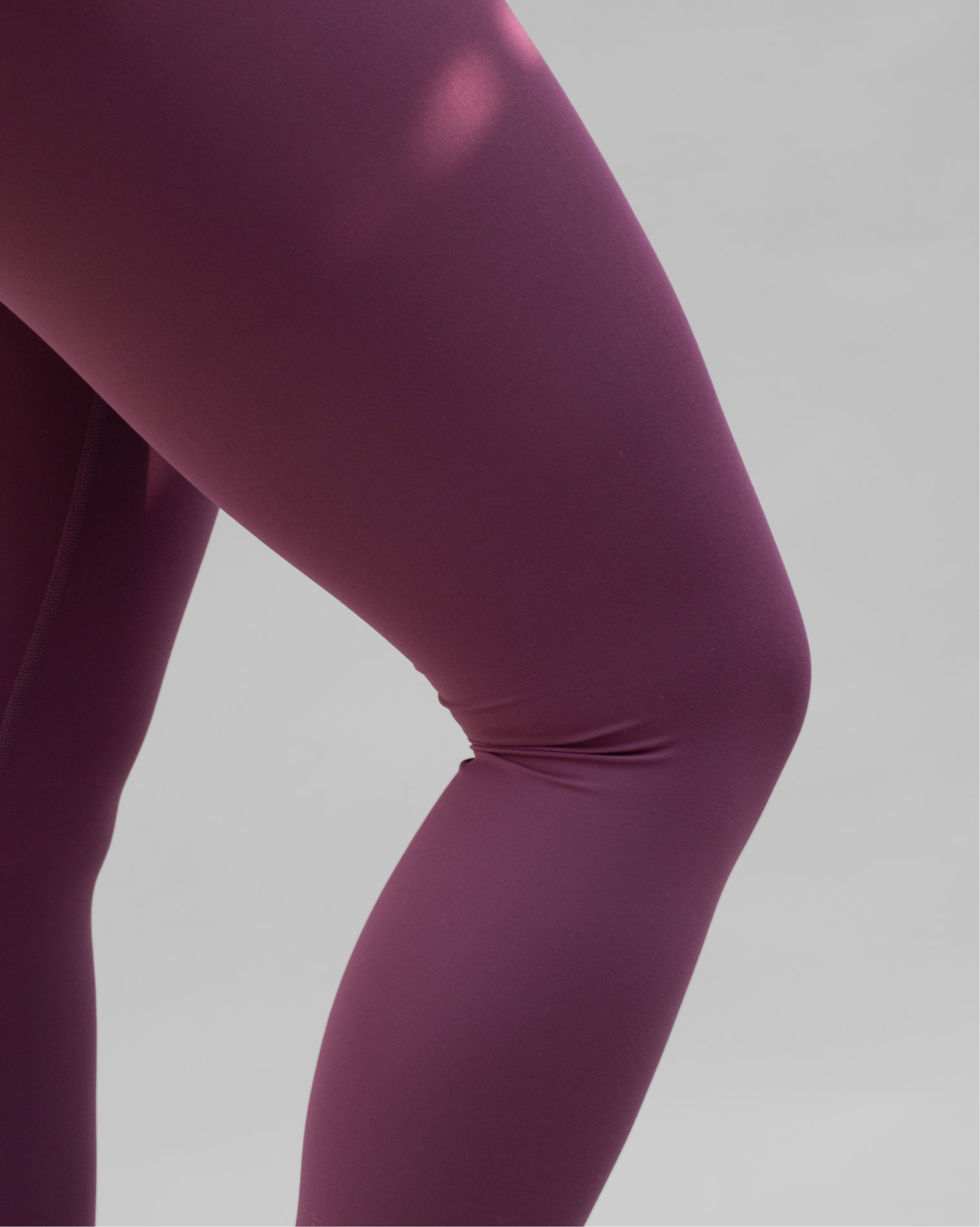 Leggings deportivos color vino con diseño versátil que combinan comodidad, soporte y estilo, ideales para entrenar o para uso diario con ajuste funcional y libertad de movimiento.