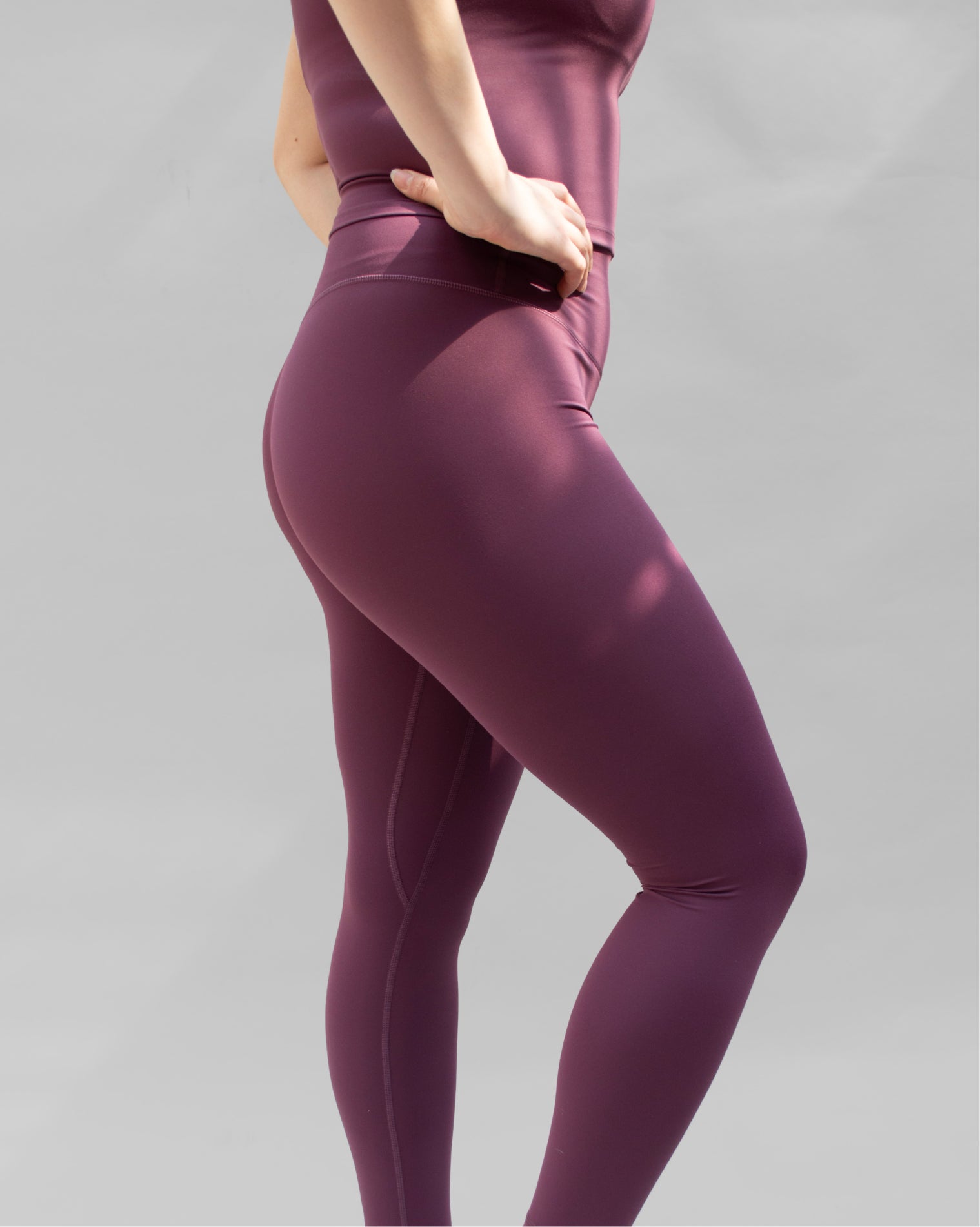 Leggings deportivos color vino con diseño versátil que combinan comodidad, soporte y estilo, ideales para entrenar o para uso diario con ajuste funcional y libertad de movimiento.