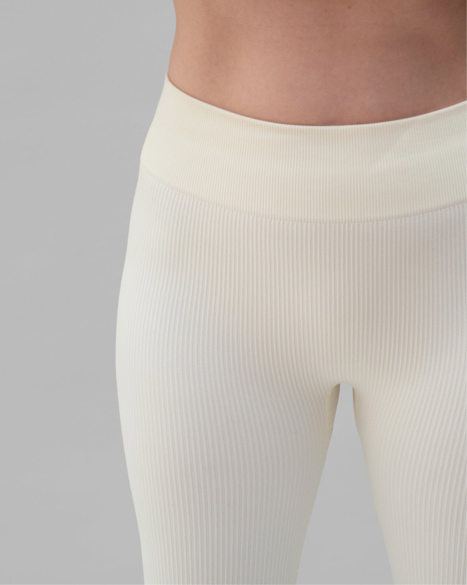 Leggings deportivos color blanco de ajuste ceñido con diseño liso y costuras en contraste, pensados para adaptarse al contorno del cuerpo y usarse tanto en entrenamientos como en el día a día.
