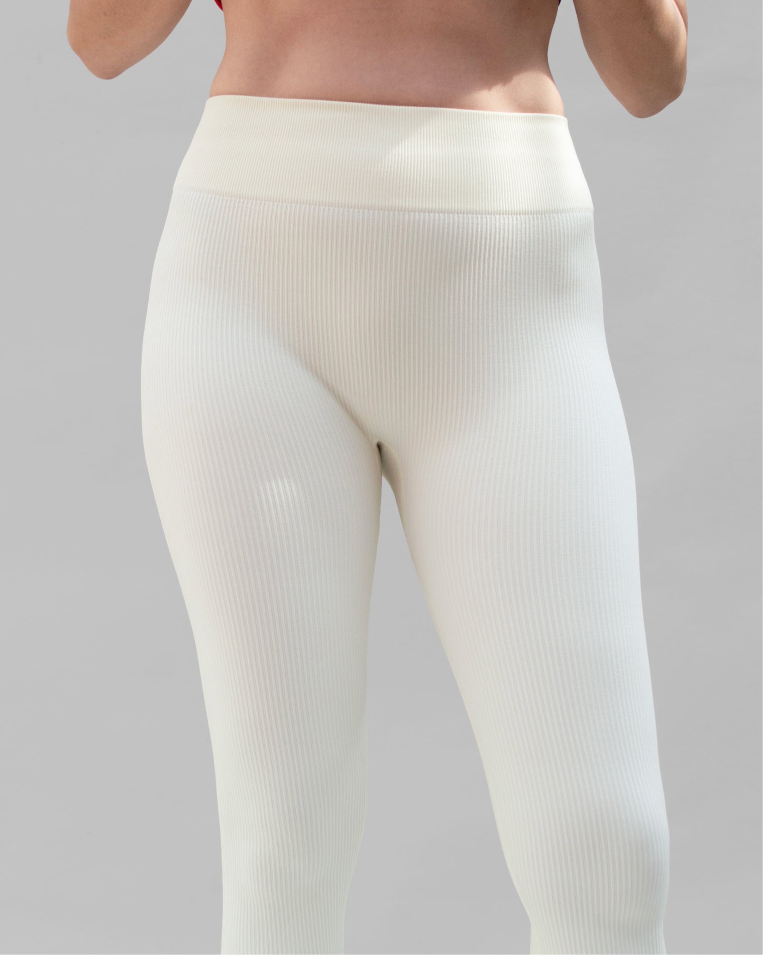 Leggings deportivos color blanco de ajuste ceñido con diseño liso y costuras en contraste, pensados para adaptarse al contorno del cuerpo y usarse tanto en entrenamientos como en el día a día.