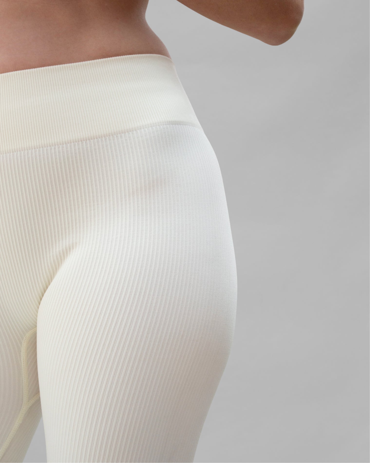 Leggings deportivos color blanco de ajuste ceñido con diseño liso y costuras en contraste, pensados para adaptarse al contorno del cuerpo y usarse tanto en entrenamientos como en el día a día.