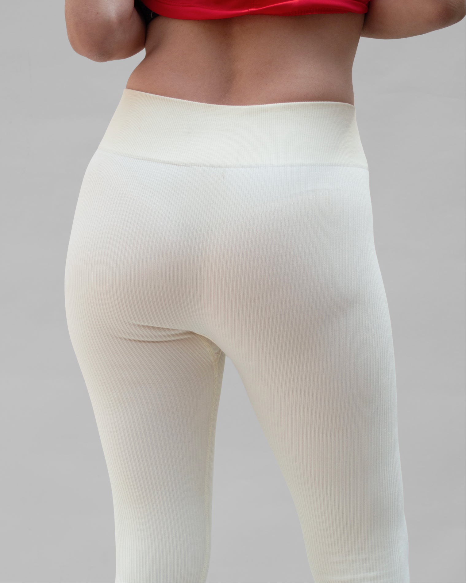 Leggings deportivos color blanco de ajuste ceñido con diseño liso y costuras en contraste, pensados para adaptarse al contorno del cuerpo y usarse tanto en entrenamientos como en el día a día.