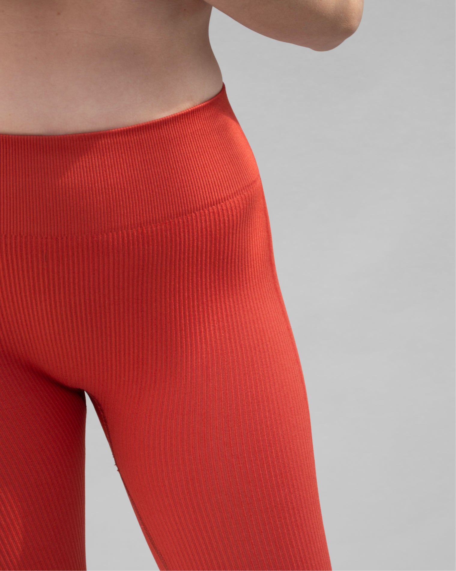 Leggings deportivos color naranja de ajuste ceñido con diseño liso y costuras en contraste, pensados para adaptarse al contorno del cuerpo y usarse tanto en entrenamientos como en el día a día.