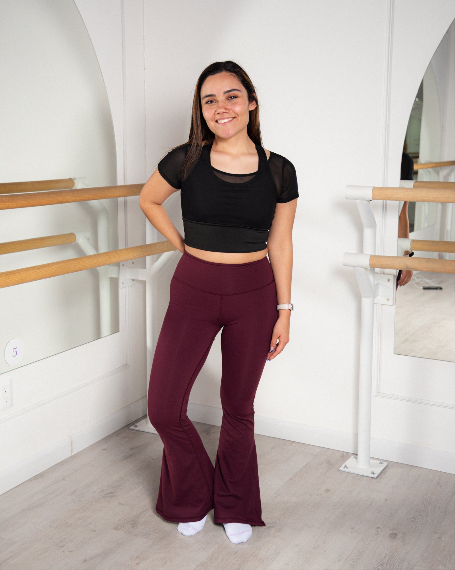 Leggings acampanados color vino con diseño moderno y favorecedor, ofrecen un ajuste cómodo y versátil, ideales para quienes buscan combinar comodidad y estilo en una sola prenda para uso diario o actividades ligeras.