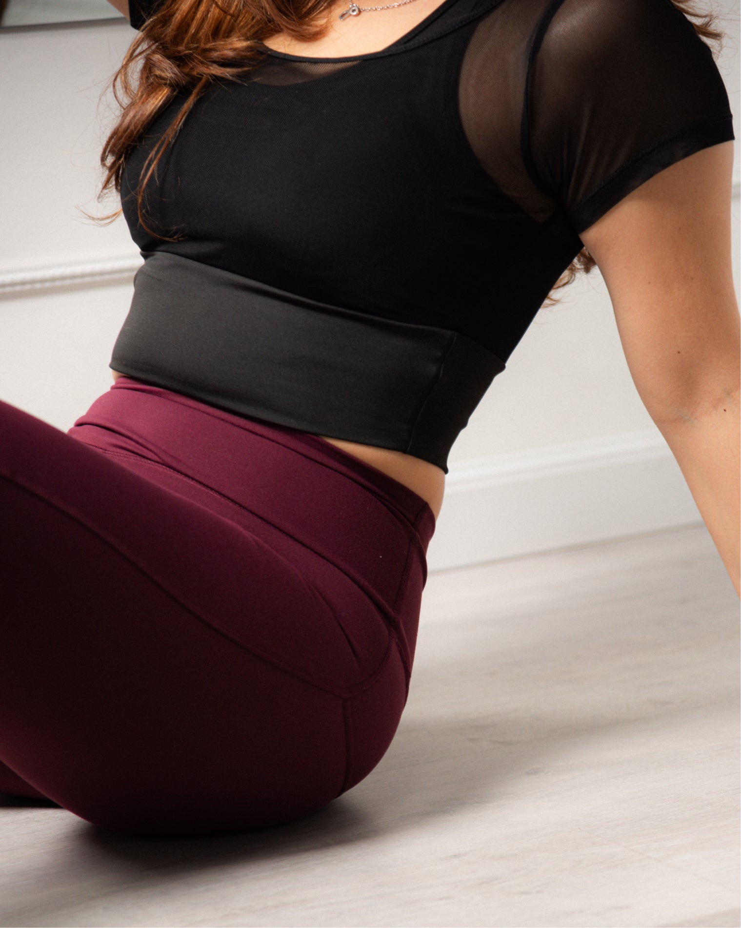 Leggings acampanados color vino con diseño moderno y favorecedor, ofrecen un ajuste cómodo y versátil, ideales para quienes buscan combinar comodidad y estilo en una sola prenda para uso diario o actividades ligeras.