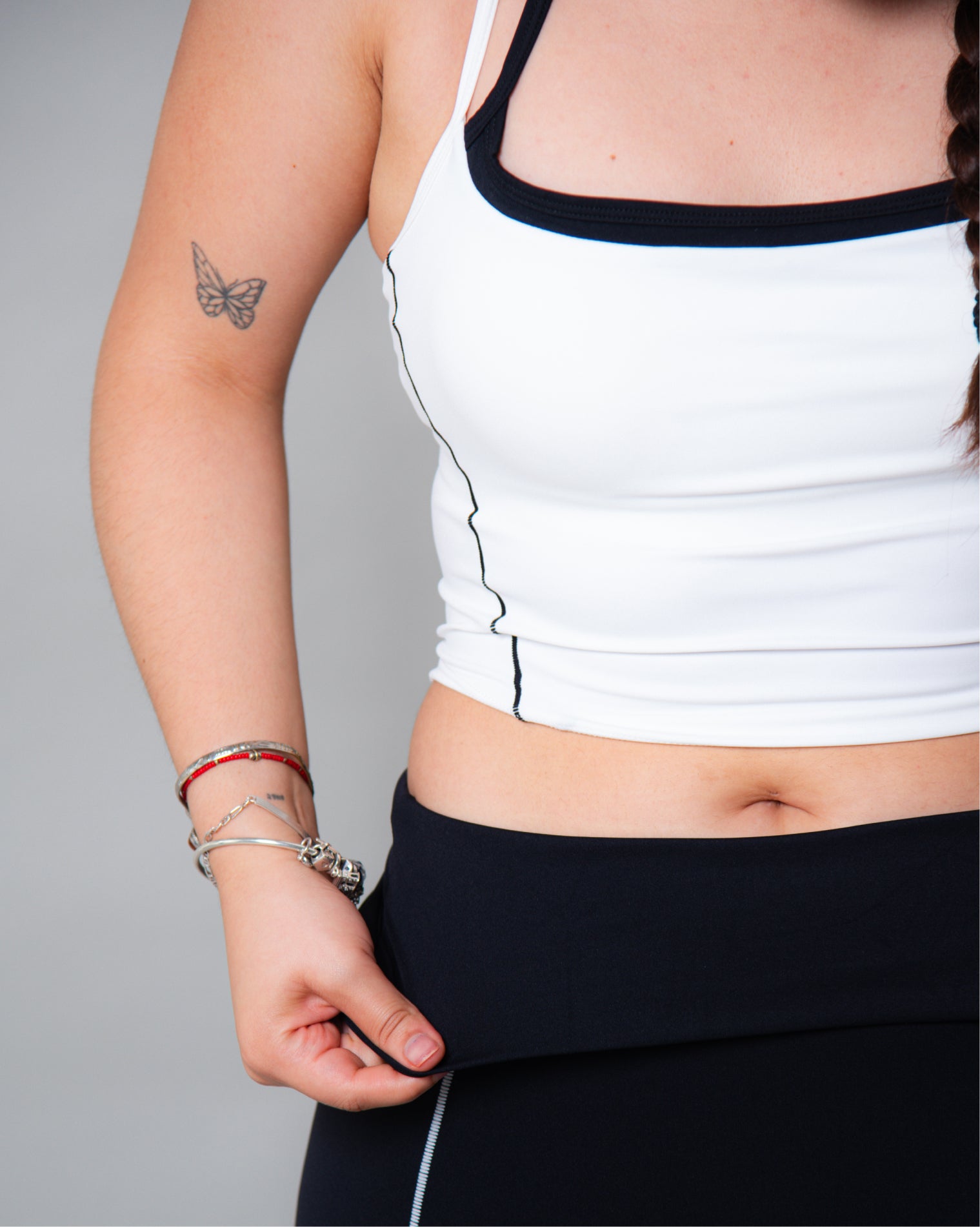 Top deportivo color blanco de diseño moderno con estructura anatómica, ofrece soporte cómodo y libertad de movimiento, ideal para entrenamientos de intensidad media y uso diario, con una silueta limpia y funcional.