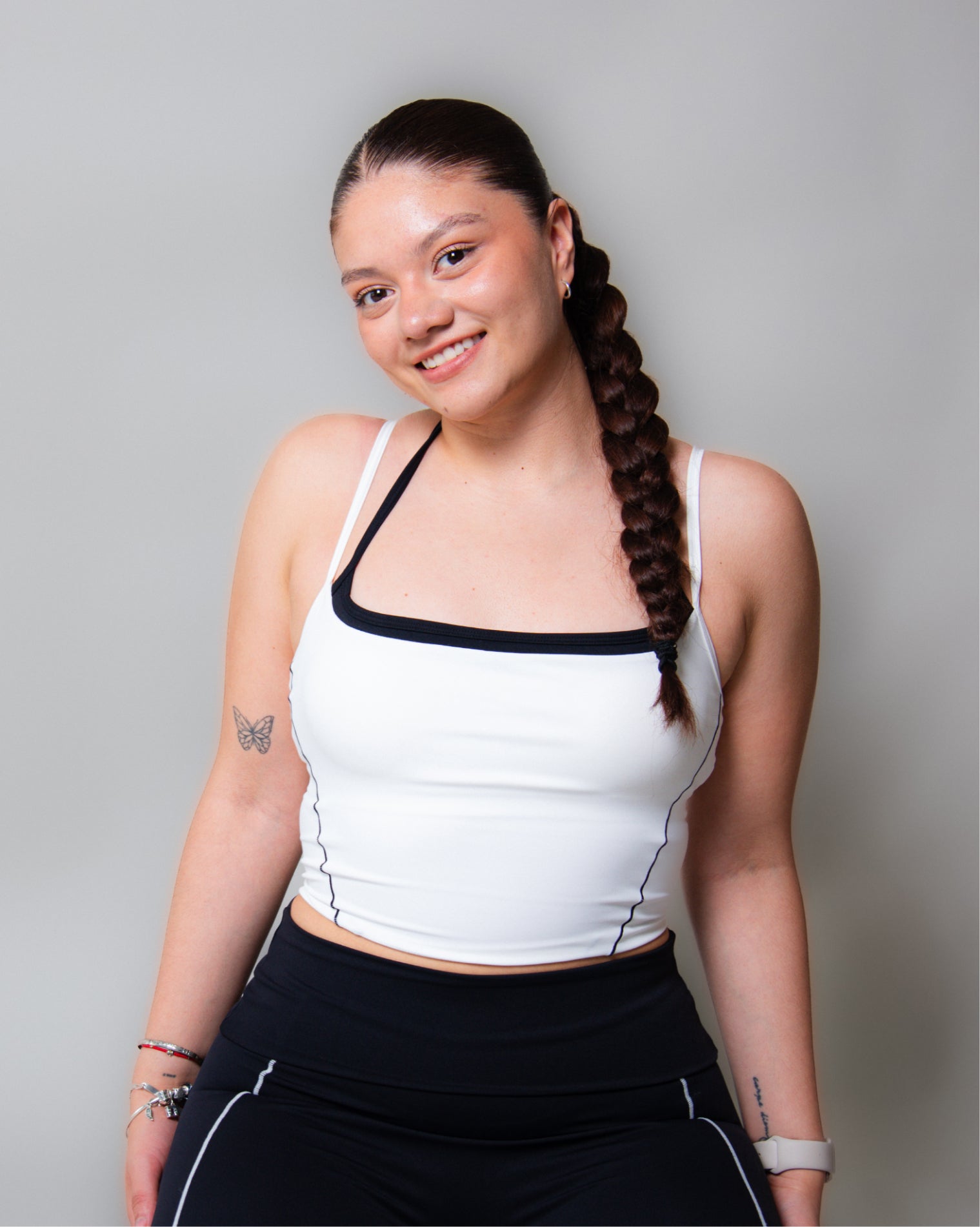 Top deportivo color blanco de diseño moderno con estructura anatómica, ofrece soporte cómodo y libertad de movimiento, ideal para entrenamientos de intensidad media y uso diario, con una silueta limpia y funcional.