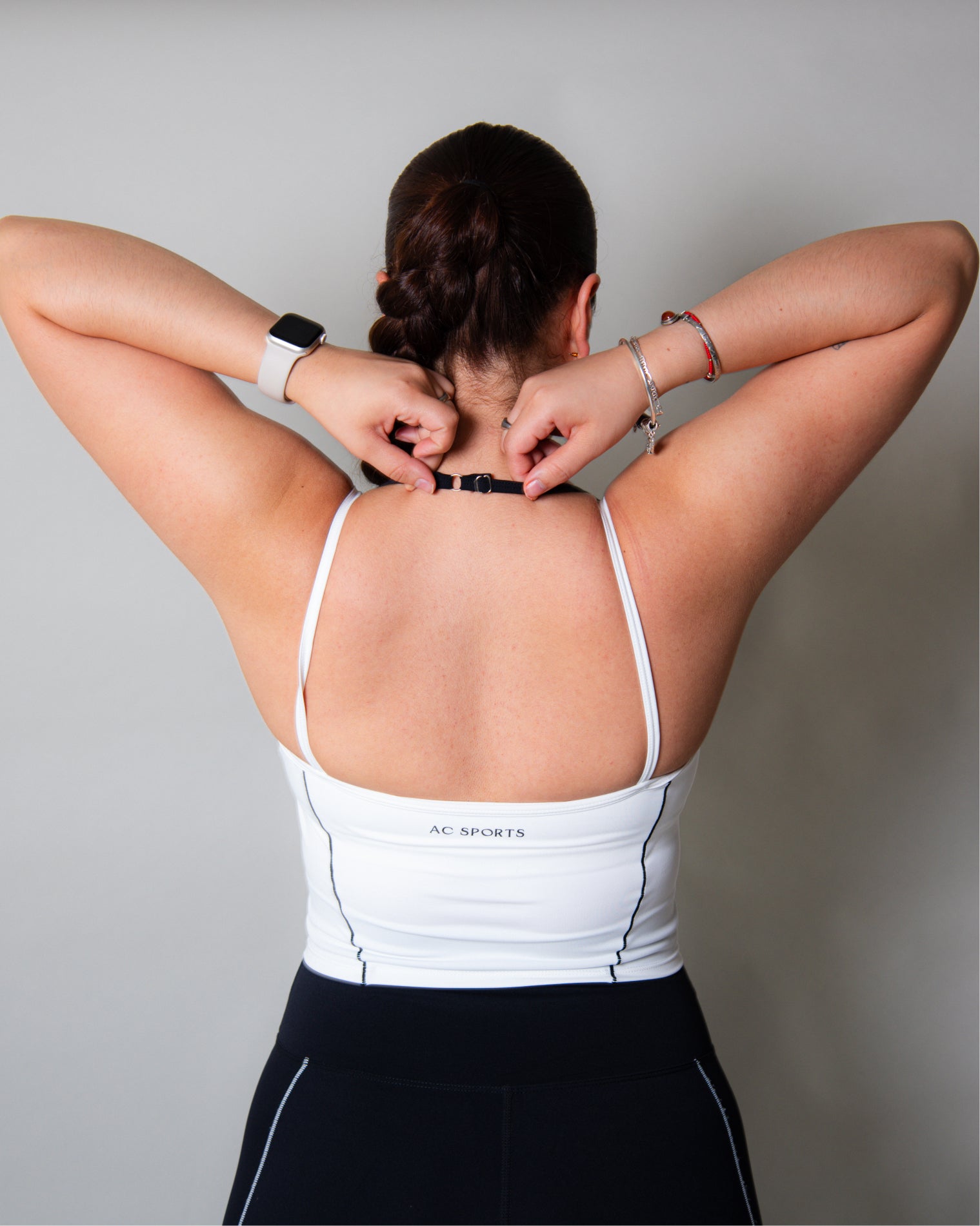 Top deportivo color blanco de diseño moderno con estructura anatómica, ofrece soporte cómodo y libertad de movimiento, ideal para entrenamientos de intensidad media y uso diario, con una silueta limpia y funcional.