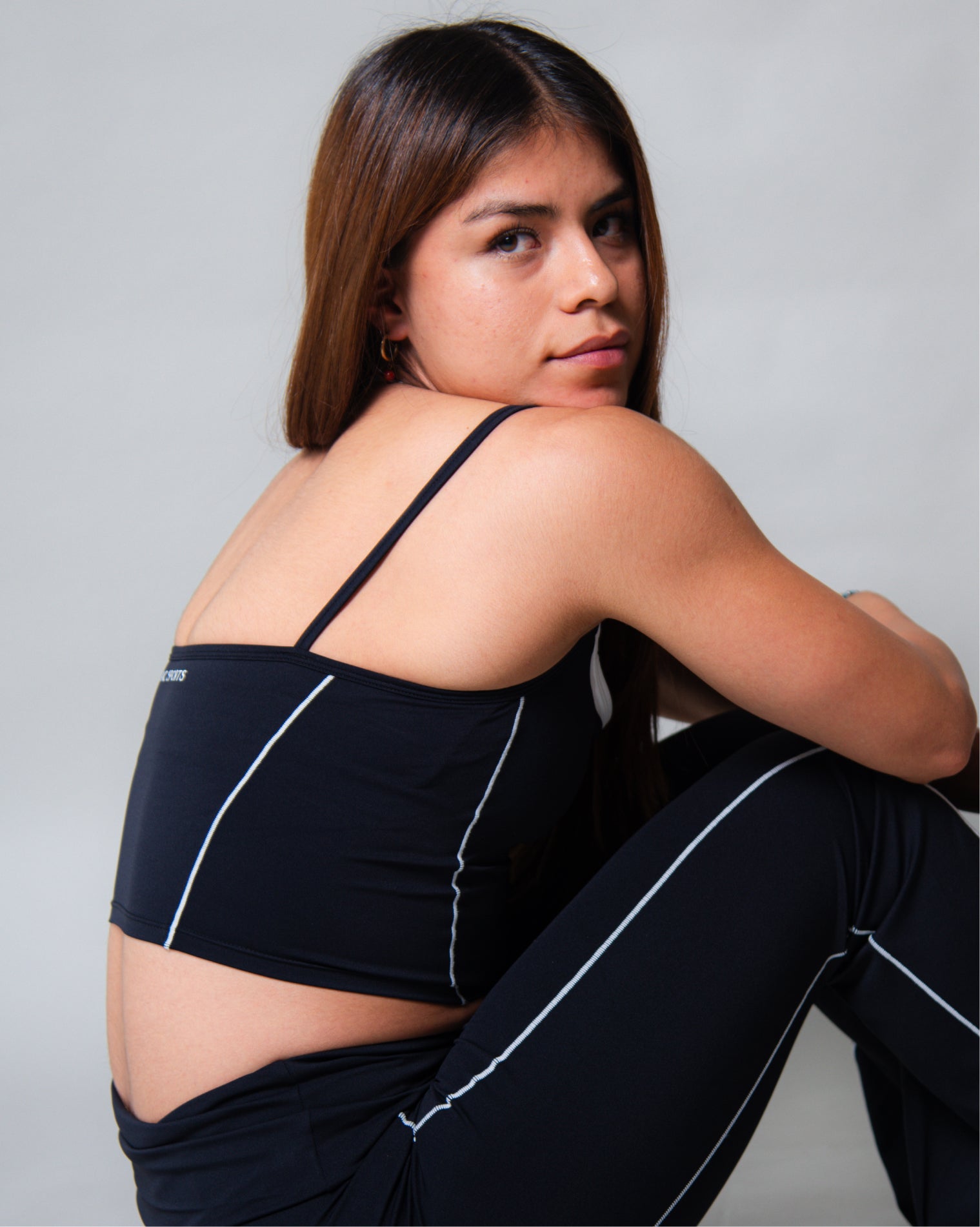 Top deportivo color negro de diseño moderno con estructura anatómica, ofrece soporte cómodo y libertad de movimiento, ideal para entrenamientos de intensidad media y uso diario, con una silueta limpia y funcional.