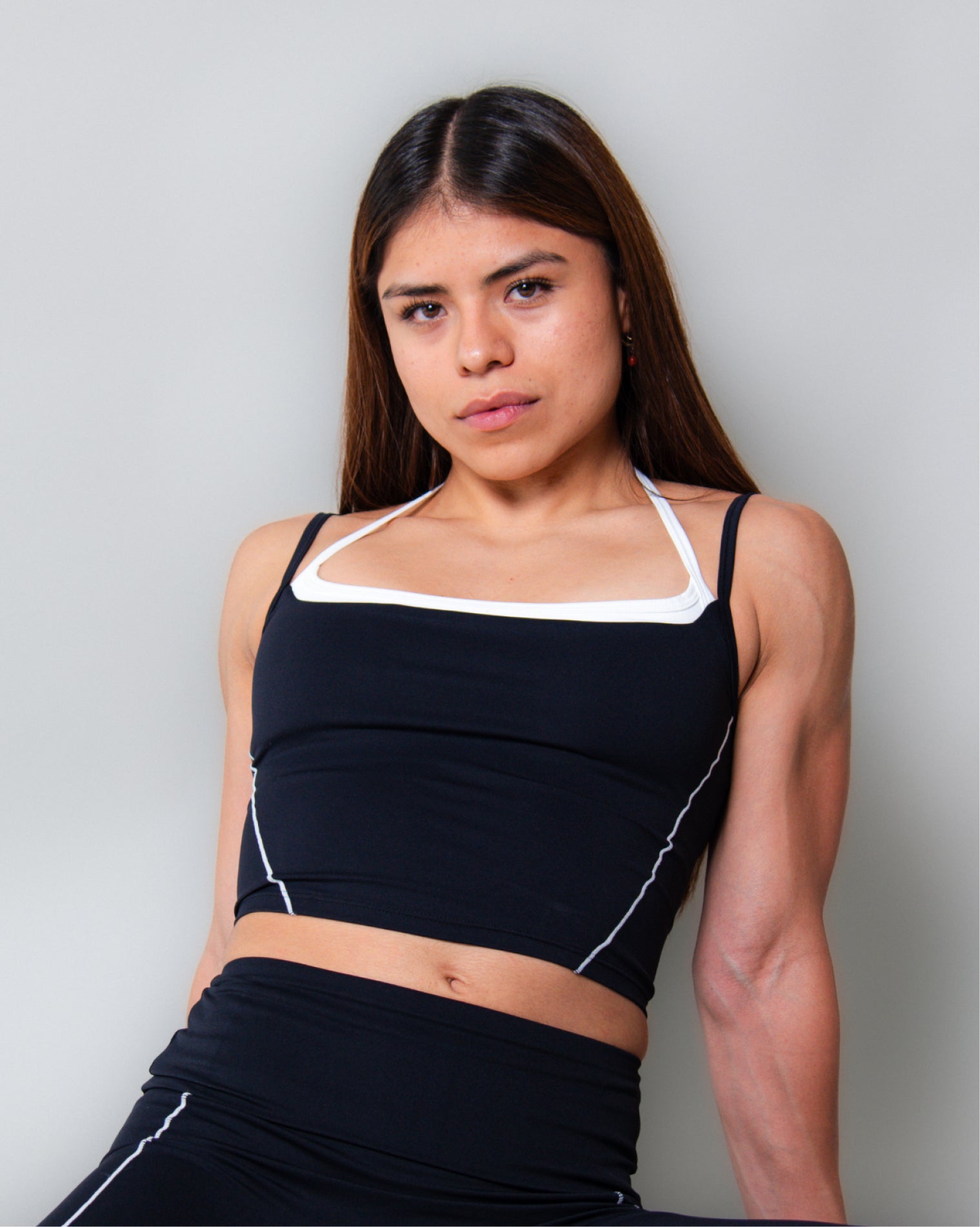 Top deportivo color negro de diseño moderno con estructura anatómica, ofrece soporte cómodo y libertad de movimiento, ideal para entrenamientos de intensidad media y uso diario, con una silueta limpia y funcional.