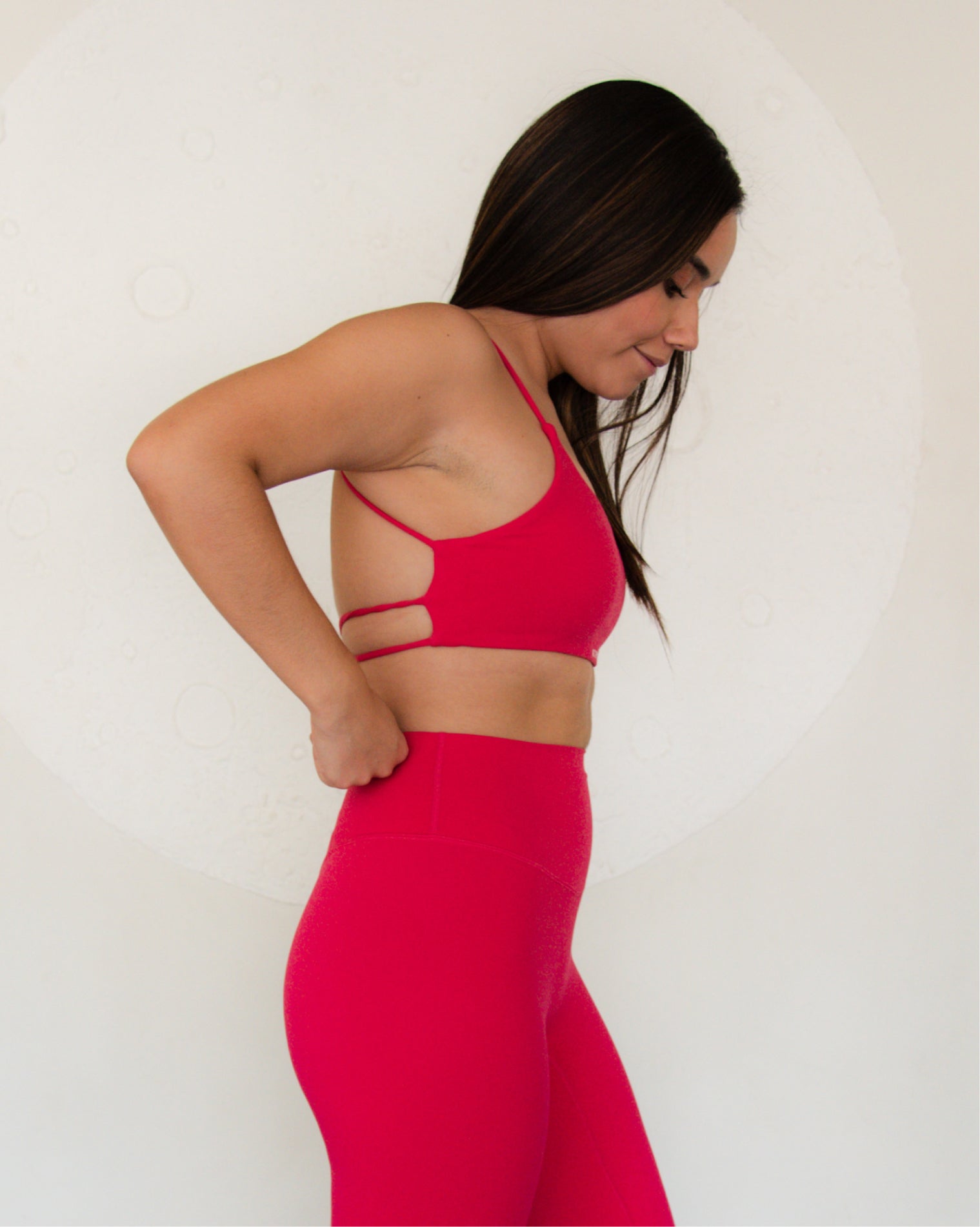 Top deportivo Magenta para mujer con tirantes finos y escote recto, ajuste ceñido al cuerpo y acabado liso, con logo AC Sports al frente. Combinado con leggings de tiro alto, ideal para entrenamientos de bajo impacto y uso diario.