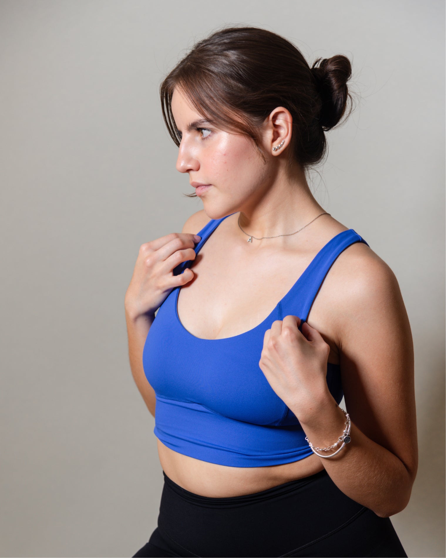 Top deportivo Azul para mujer con tirantes anchos, escote en forma de V y ajuste ceñido al cuerpo, diseño liso con banda inferior visible que aporta un ajuste firme, ideal para entrenamiento y uso diario.