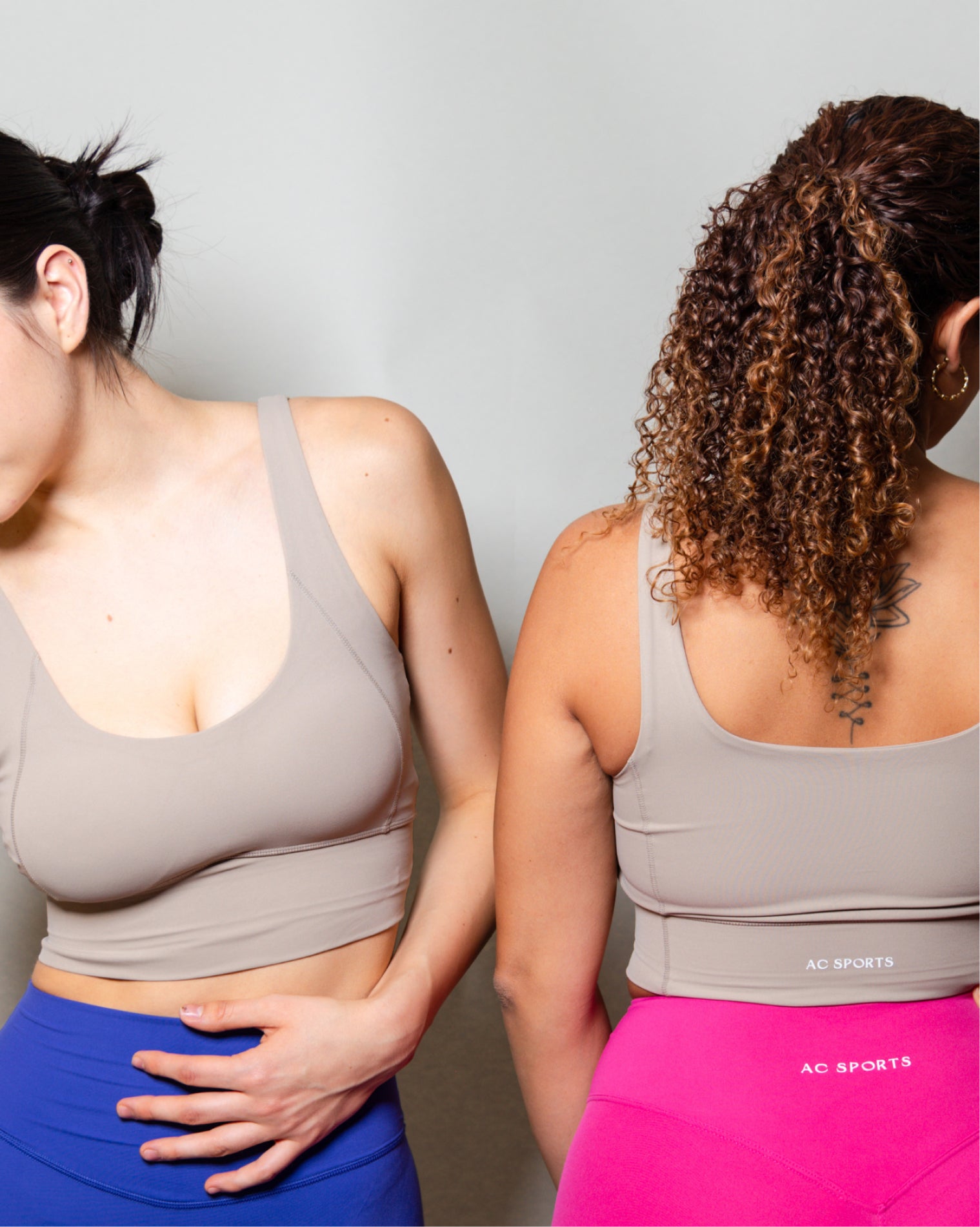 Top deportivo Beige para mujer con tirantes anchos, escote en forma de V y ajuste ceñido al cuerpo, diseño liso con banda inferior visible que aporta un ajuste firme, ideal para entrenamiento y uso diario.