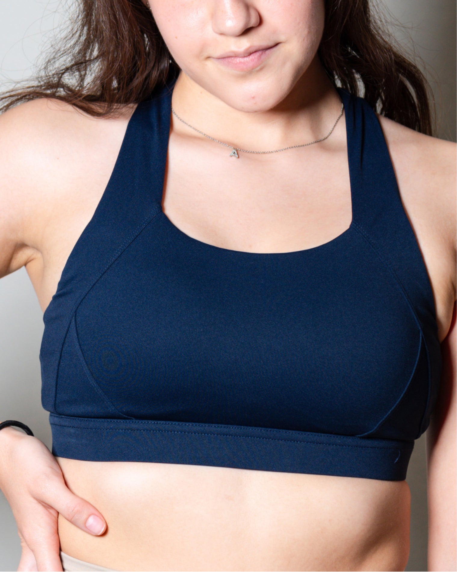 Top deportivo Azul para mujer AC Sports, con tirantes cruzados en la espalda y soporte alto impacto, ideal para entrenamiento, yoga y gimnasio, combinado con leggings de tiro alto.