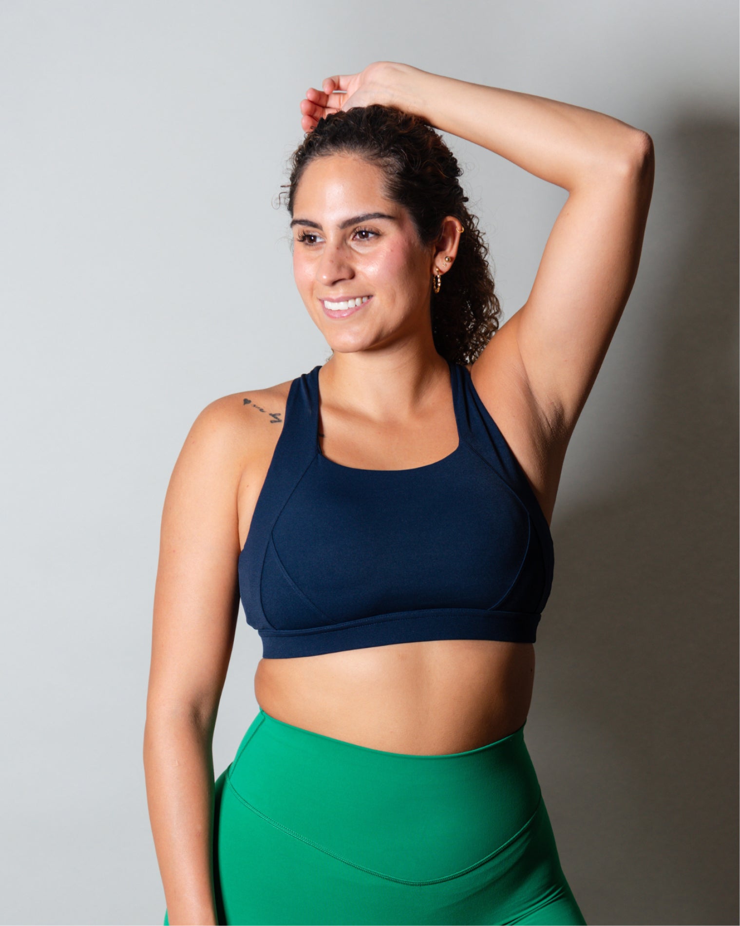 Top deportivo Azul para mujer AC Sports, con tirantes cruzados en la espalda y soporte alto impacto, ideal para entrenamiento, yoga y gimnasio, combinado con leggings de tiro alto.