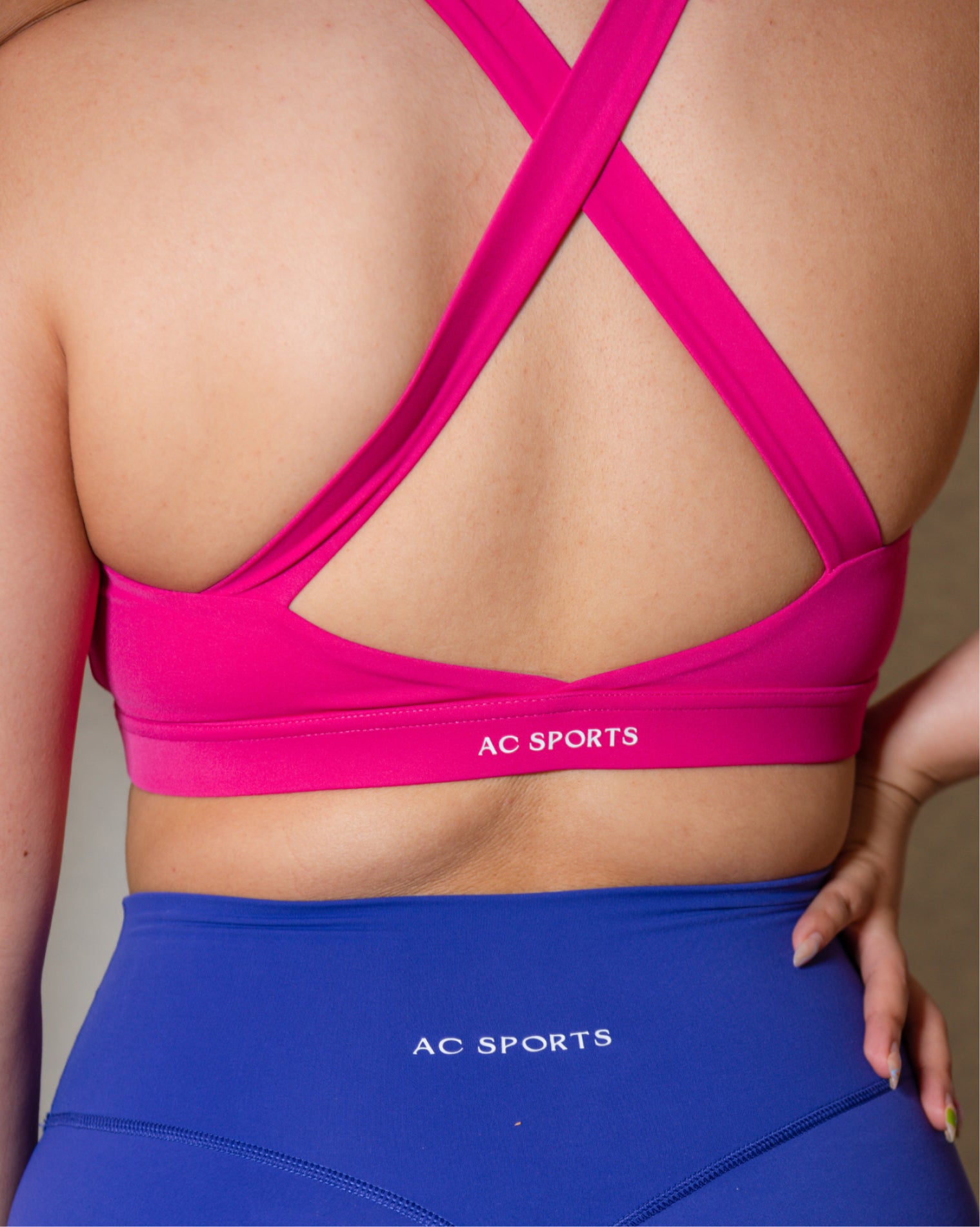 Top deportivo Rosa para mujer AC Sports, con tirantes cruzados en la espalda y soporte alto impacto, ideal para entrenamiento, yoga y gimnasio, combinado con leggings de tiro alto.