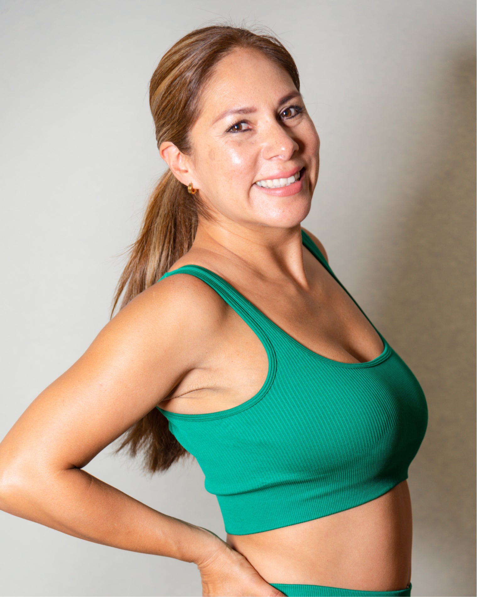 Top deportivo Verde para mujer de diseño básico con tirantes anchos, tela acanalada visible y ajuste ceñido al cuerpo, estilo deportivo versátil ideal para entrenamiento y uso diario.