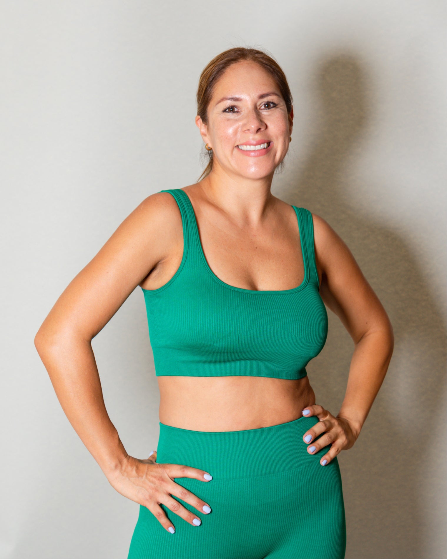 Top deportivo Verde para mujer de diseño básico con tirantes anchos, tela acanalada visible y ajuste ceñido al cuerpo, estilo deportivo versátil ideal para entrenamiento y uso diario.