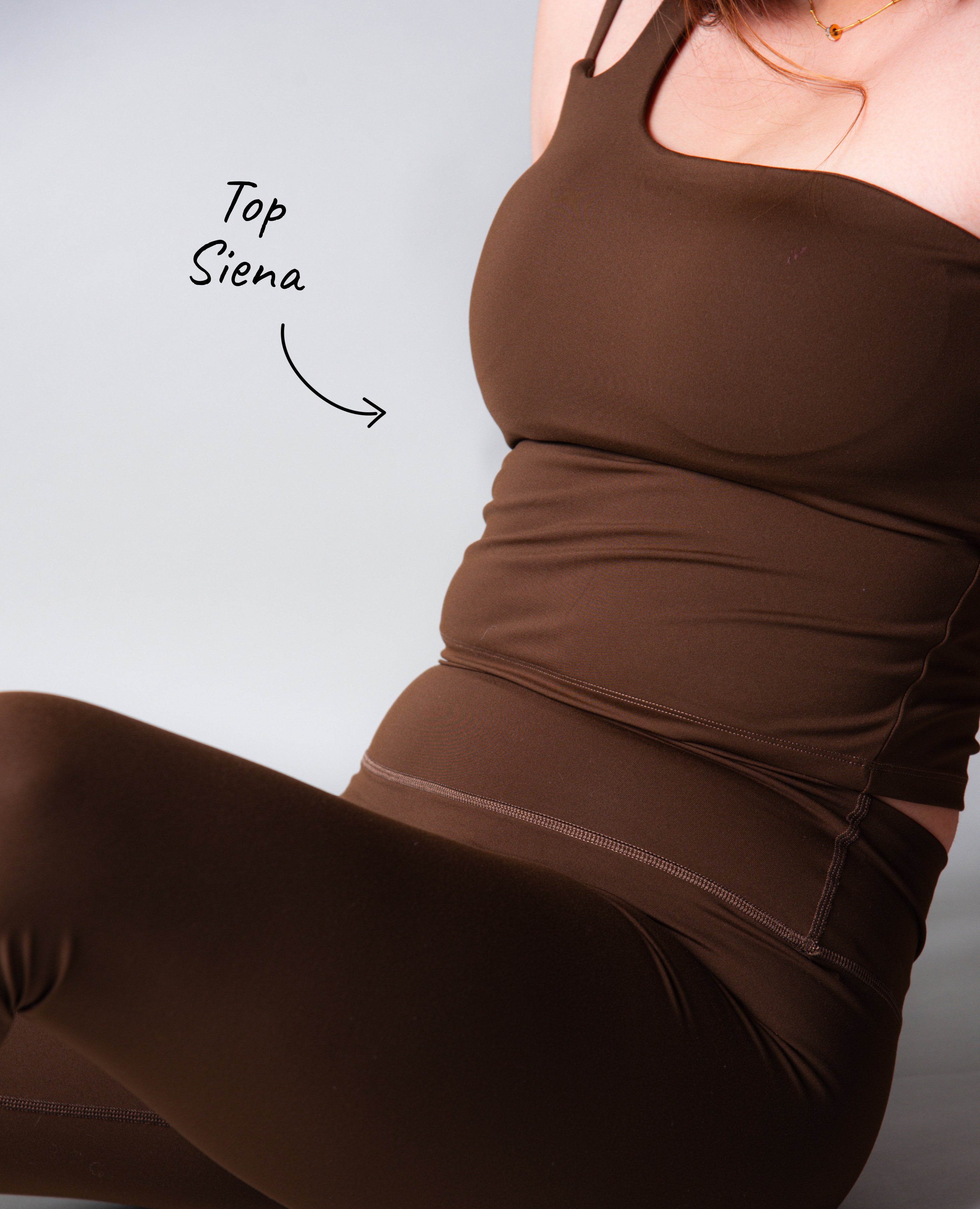 Top deportivo Siena color cacao AC Sports, diseño ajustado y sin mangas, detalle de costuras en tela elástica