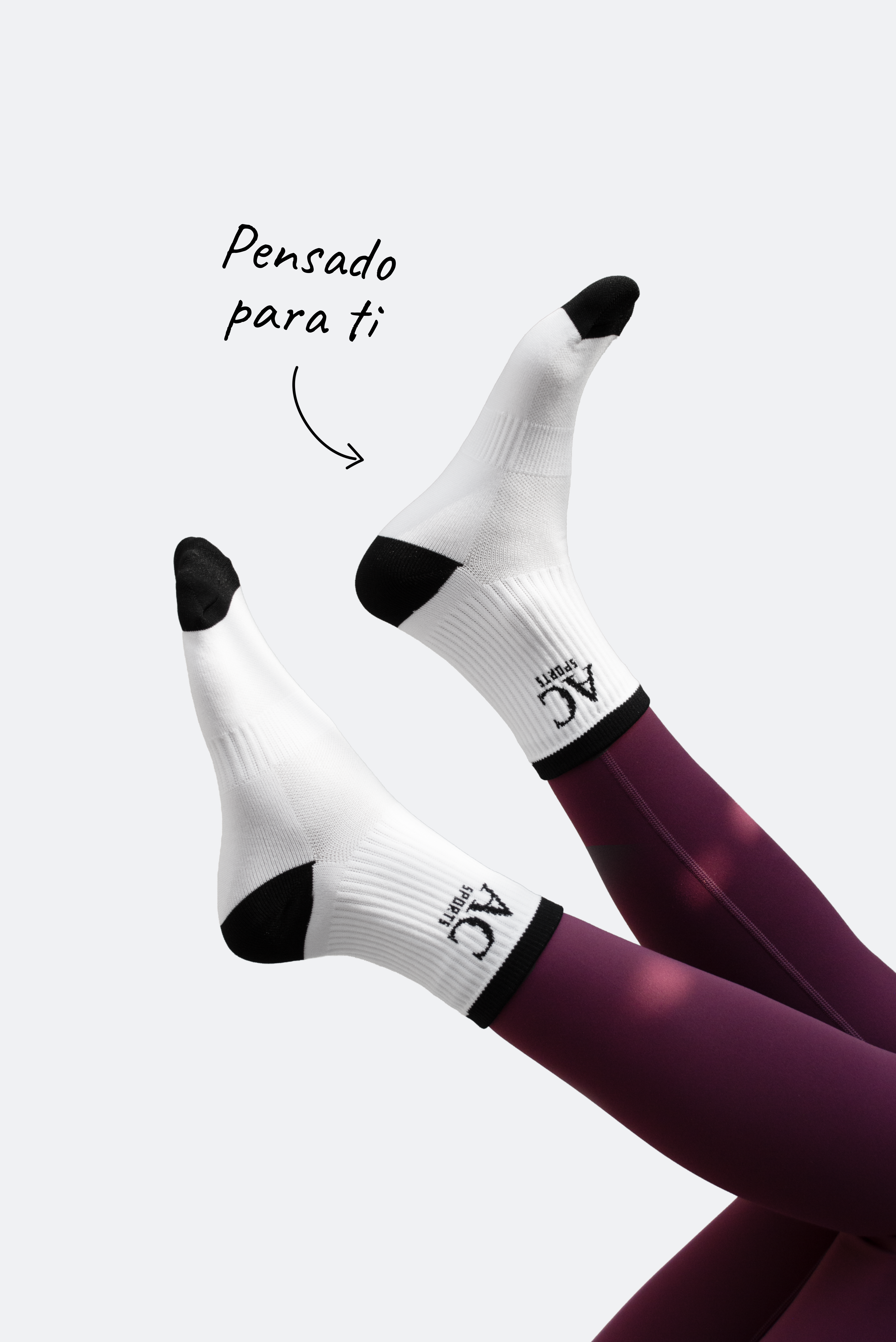 Calcetas deportivas AC Sports blancas con logo, combinadas con leggings color vino, diseño funcional para uso diario