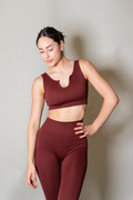 Leggings deportivos color café de ajuste ceñido con diseño liso y costuras en contraste, pensados para adaptarse al contorno del cuerpo y usarse tanto en entrenamientos como en el día a día.