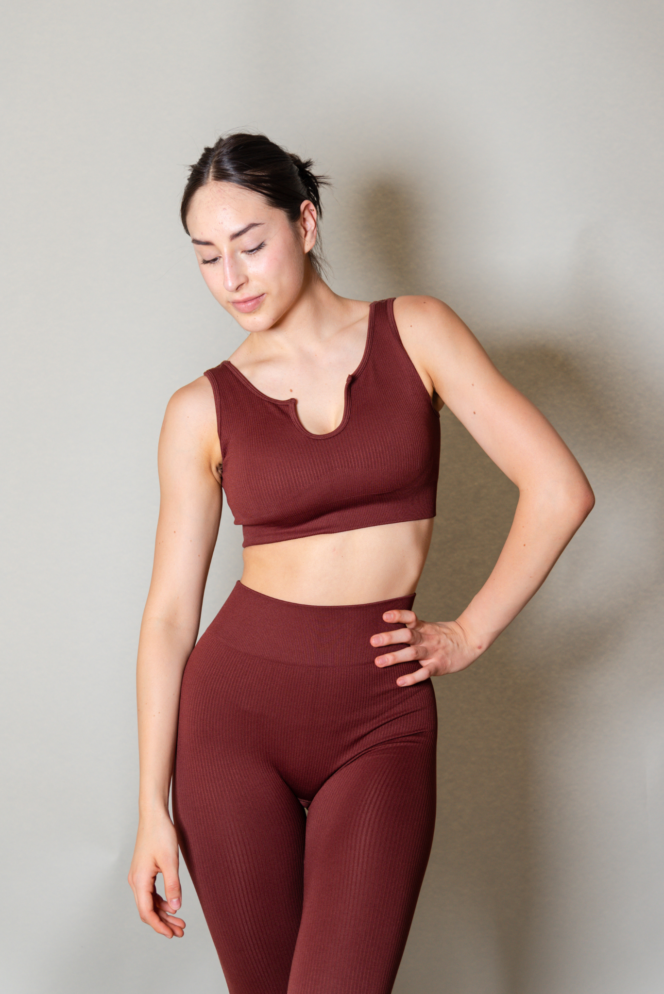 Leggings deportivos color café de ajuste ceñido con diseño liso y costuras en contraste, pensados para adaptarse al contorno del cuerpo y usarse tanto en entrenamientos como en el día a día.