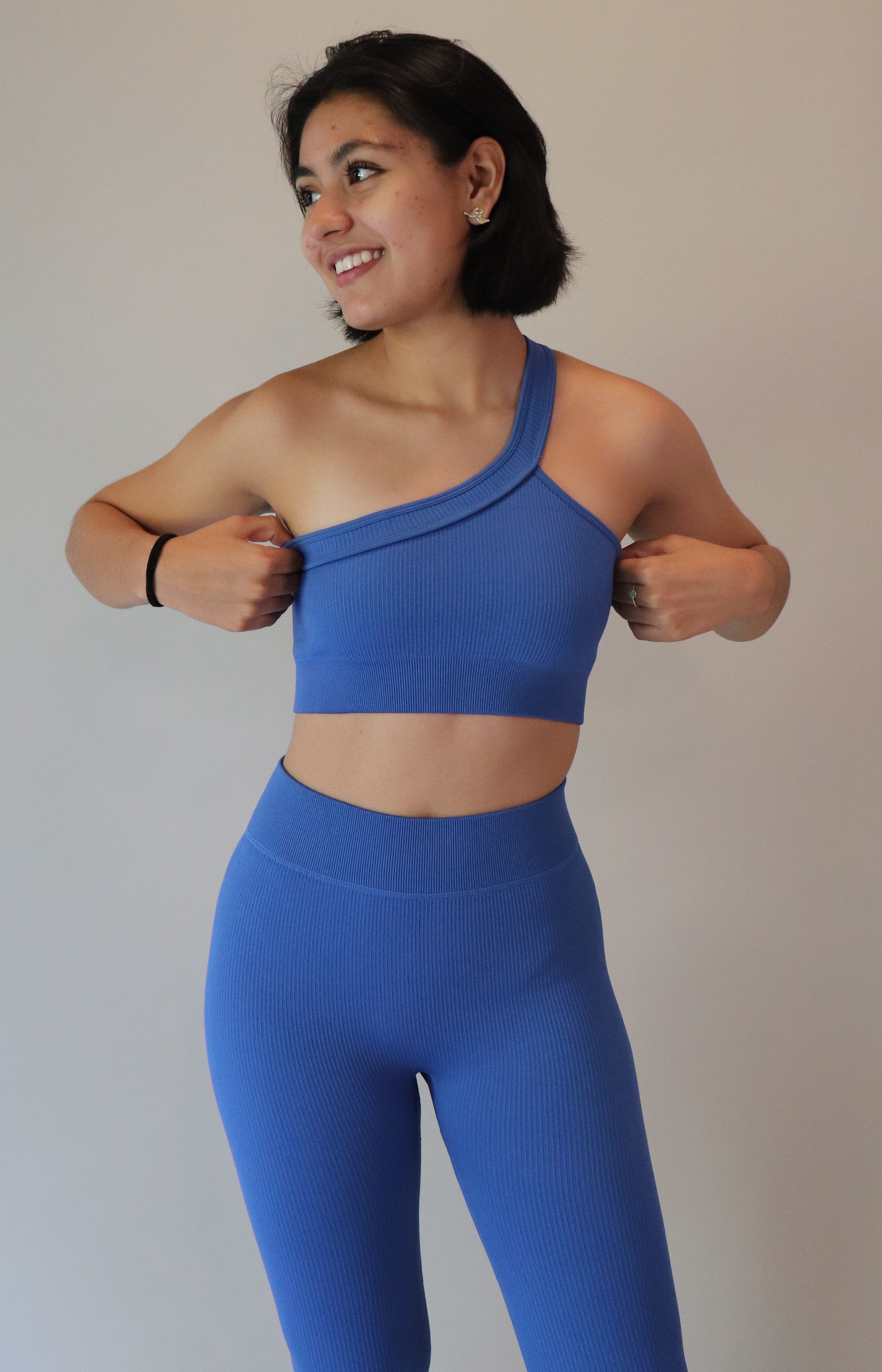 Leggings deportivos color azul de ajuste ceñido con diseño liso y costuras en contraste, pensados para adaptarse al contorno del cuerpo y usarse tanto en entrenamientos como en el día a día.