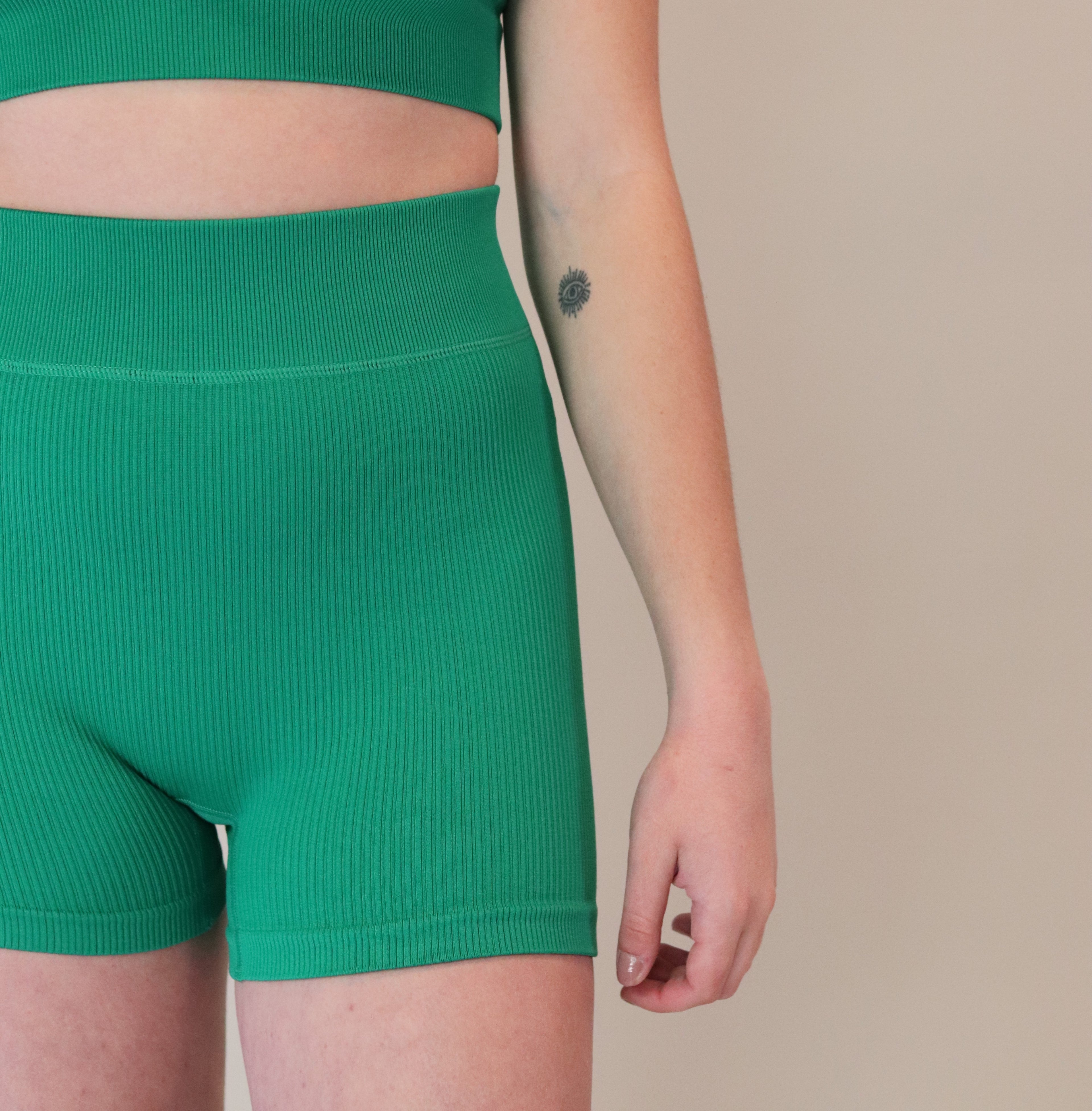 Bikers deportivos verdes para mujer de ajuste cómodo y flexible, diseñados para adaptarse al cuerpo de forma natural y brindar libertad de movimiento, ideales para entrenamiento, actividad física y uso diario.